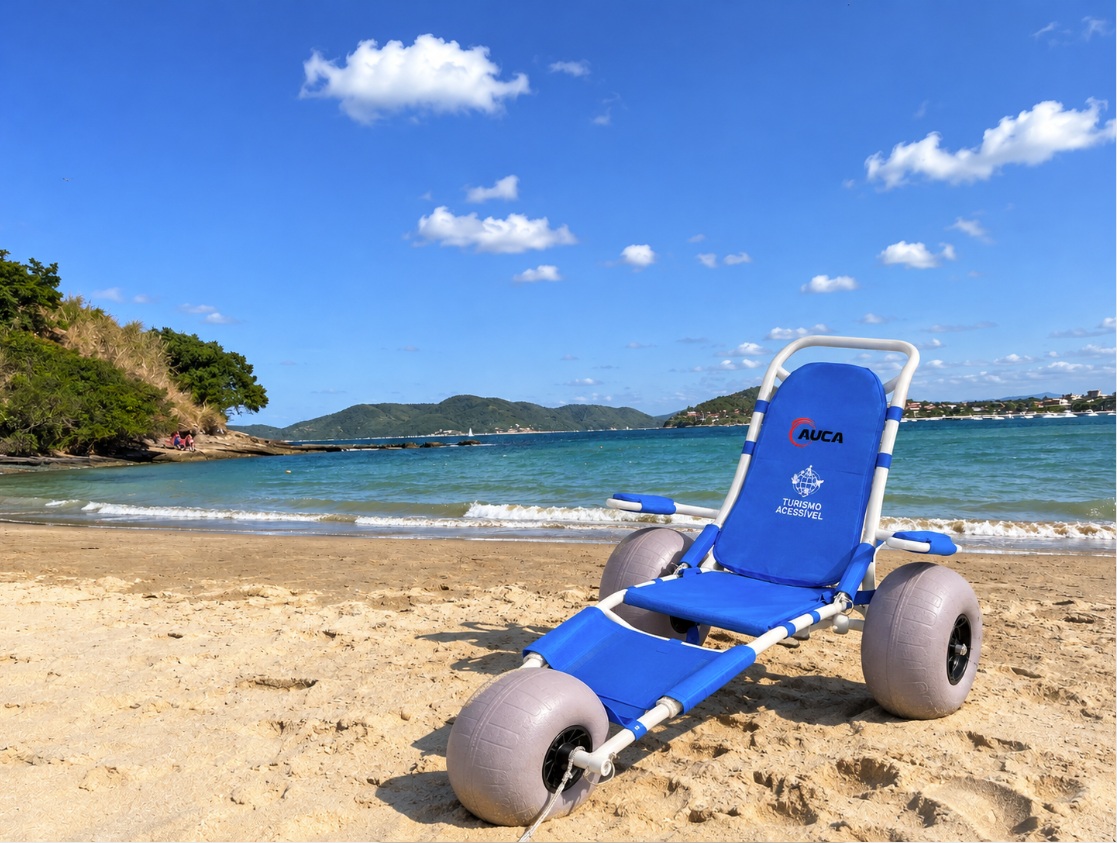 Silla anfibia azul con ruedas anchas sobre la arena de una playa de Búzios.
