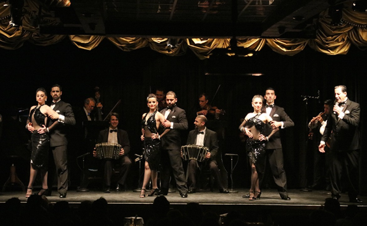 Bailarinos, músicos e cantor durante espetáculo de tango no La Ventana, em Buenos Aires