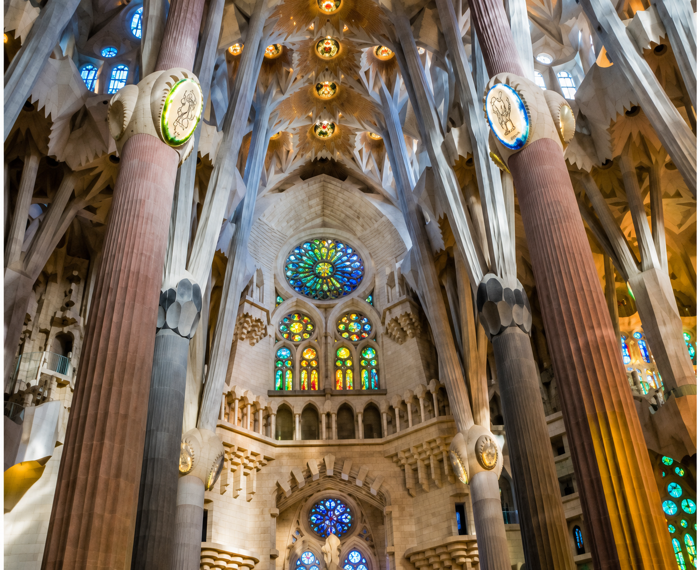 Interior da Sagrada Família durante visita acessível em Barcelona