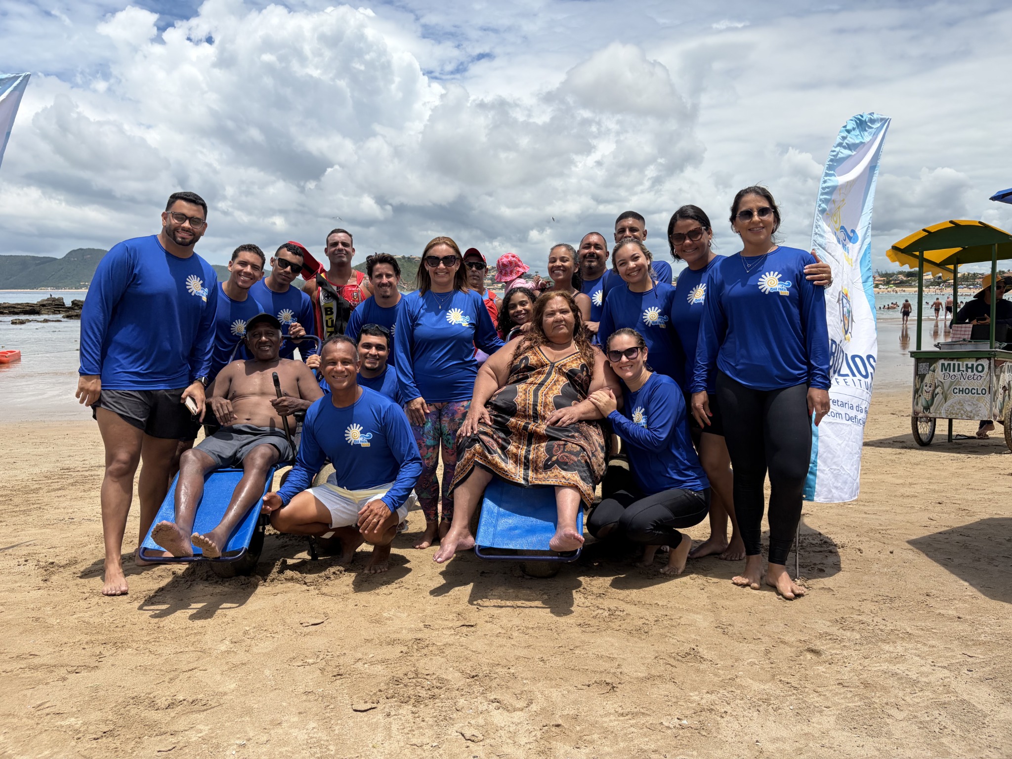 Equipo y participantes del Proyecto Mar para Todos con sillas anfibias en una playa de Búzios.