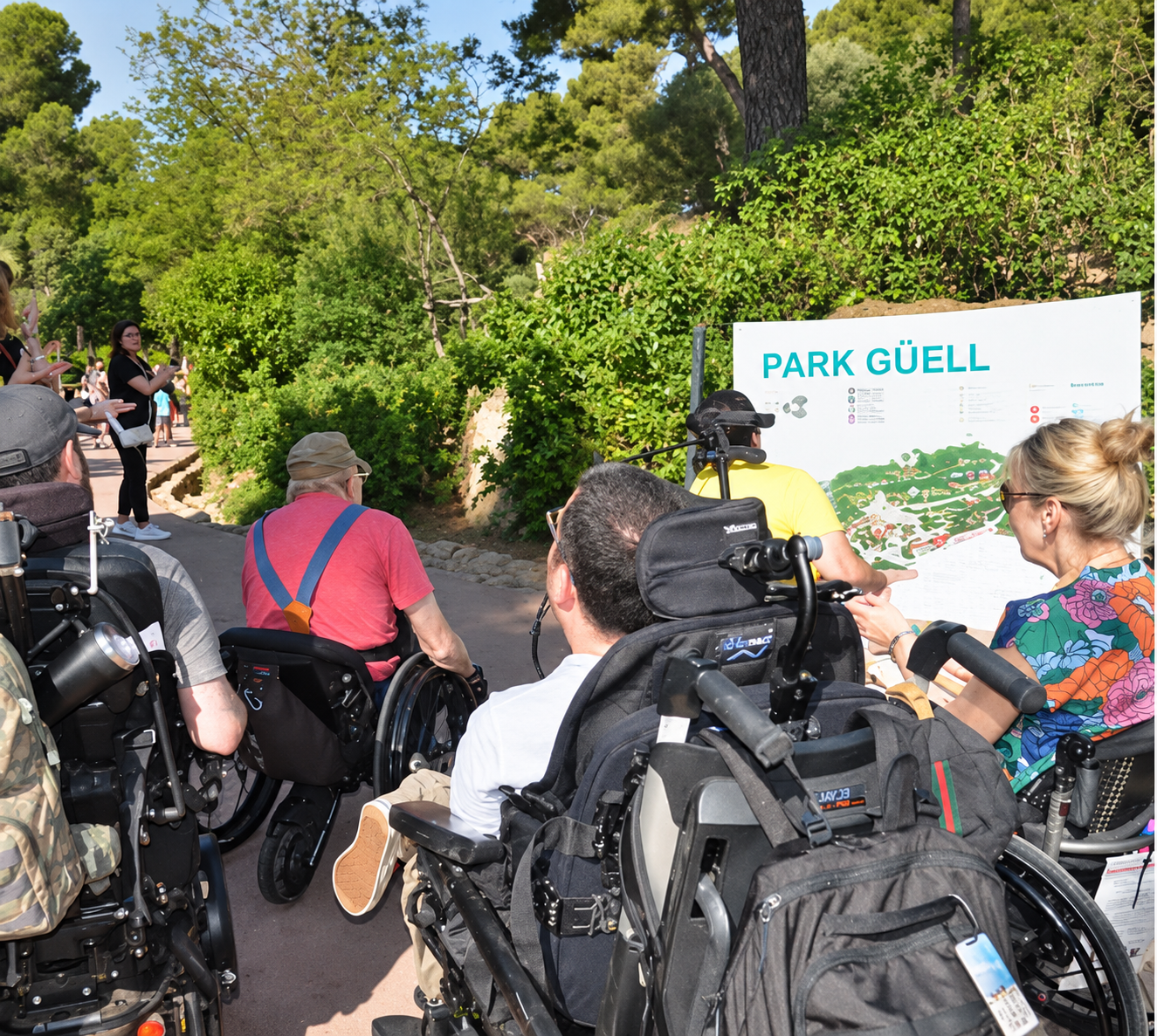 Pessoas em cadeira de rodas durante passeio acessível no Park Güell
