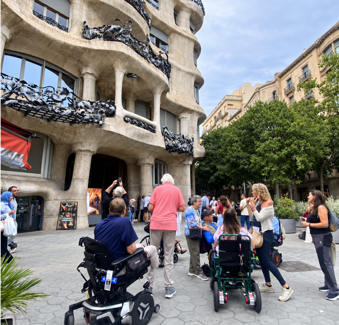 Grupo de turistas em cadeira de rodas durante passeio pela Barcelona Modernista