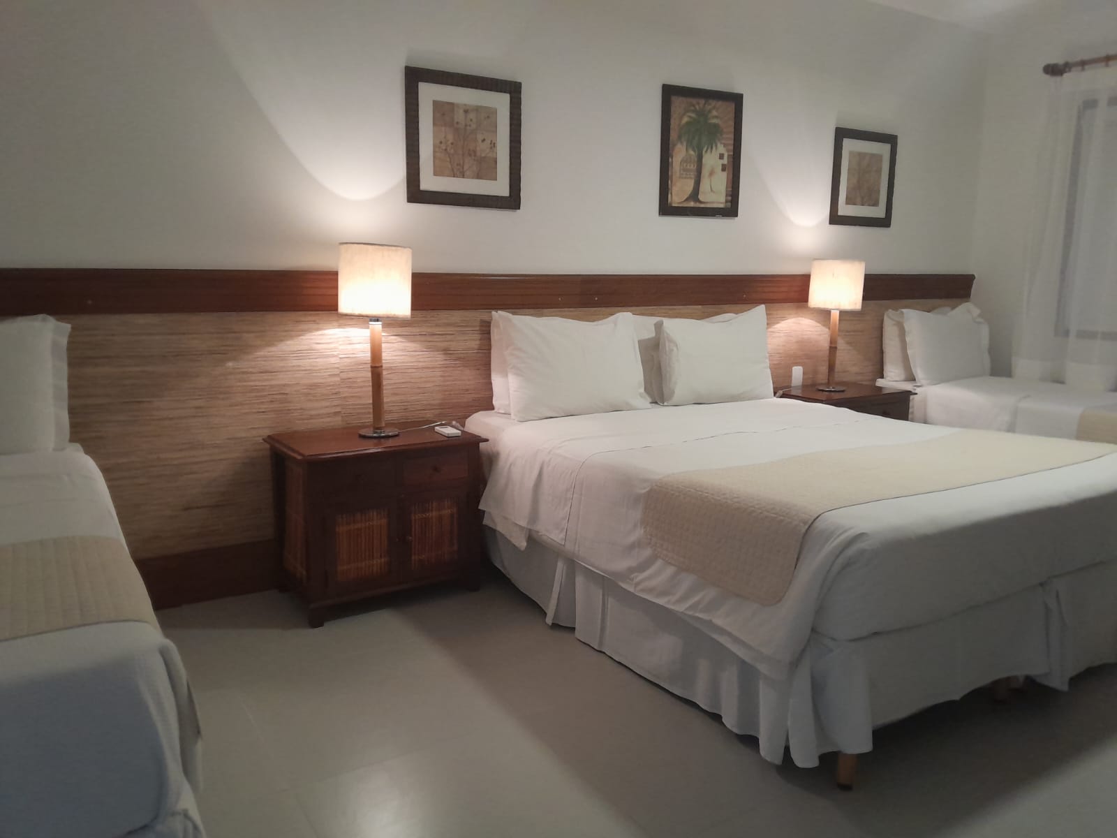 Habitación adaptada de la Pousada Corsário Búzios con cama doble y camas individuales.