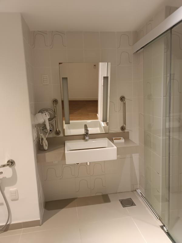 Banheiro acessível no Novotel Rio de Janeiro Leme