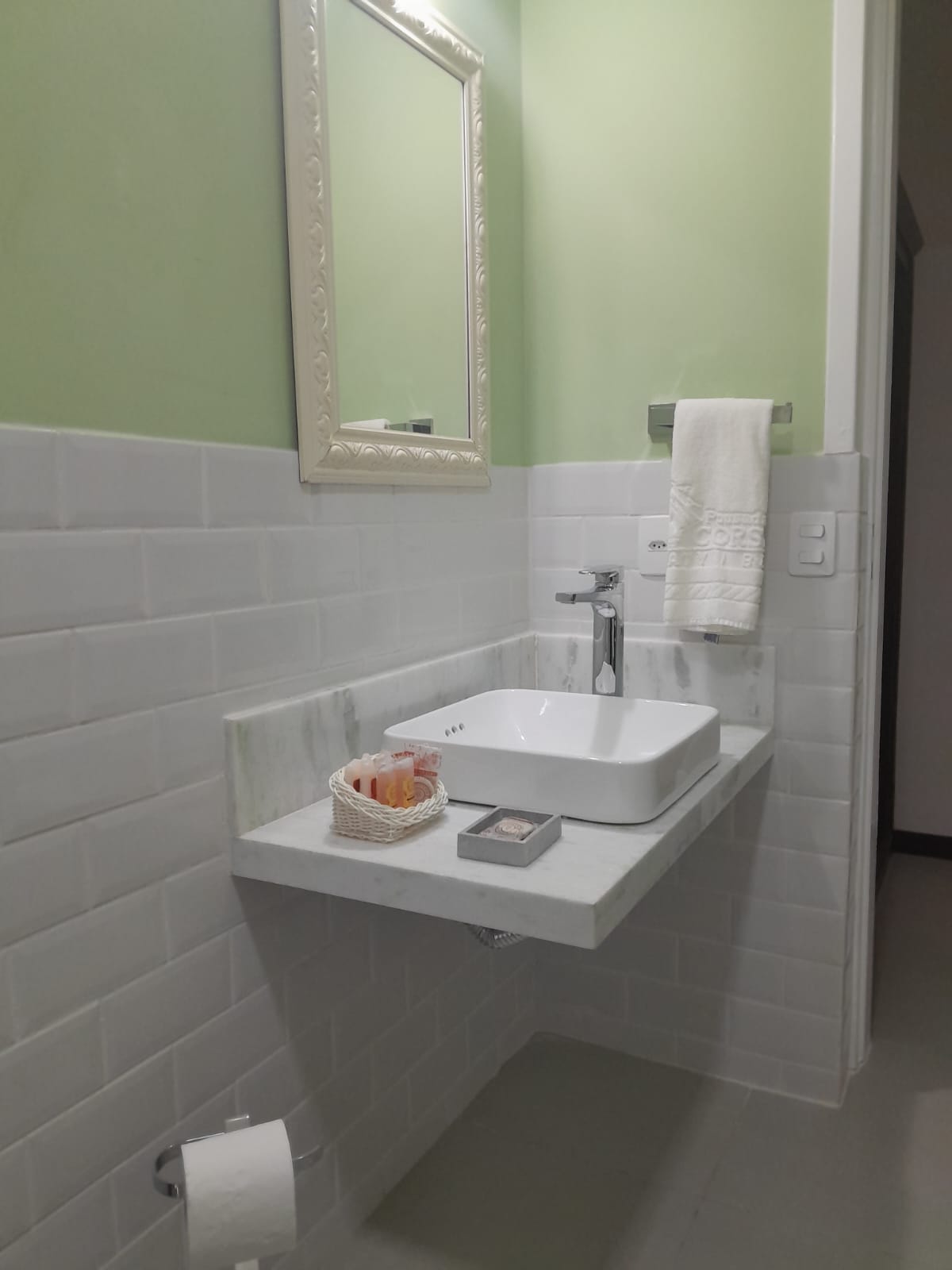 Lavabo con mesada suspendida y espacio libre debajo en el baño adaptado de la Pousada Corsário Búzios.
