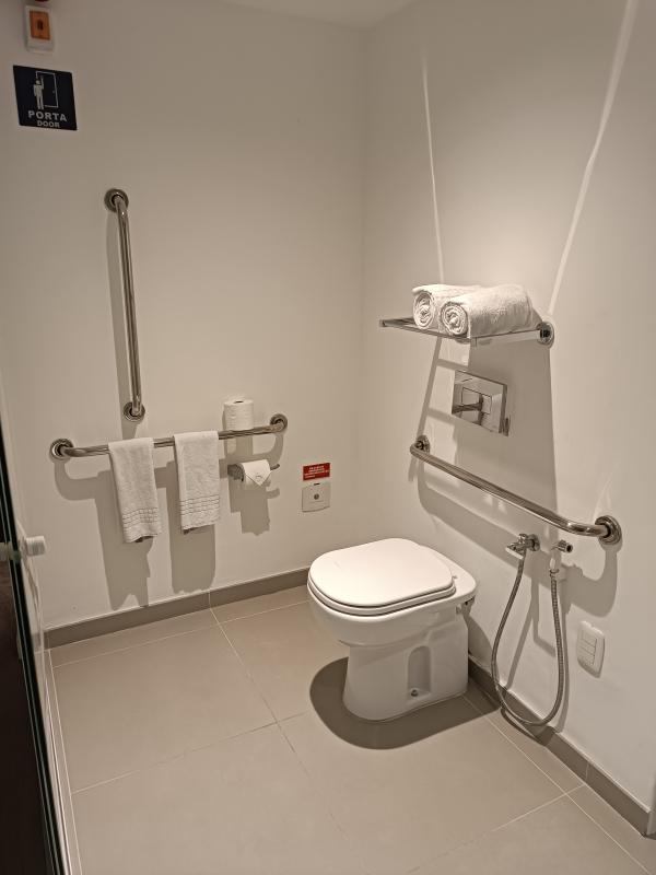 Banheiro adaptado no Novotel Rio de Janeiro Leme com barras de apoio