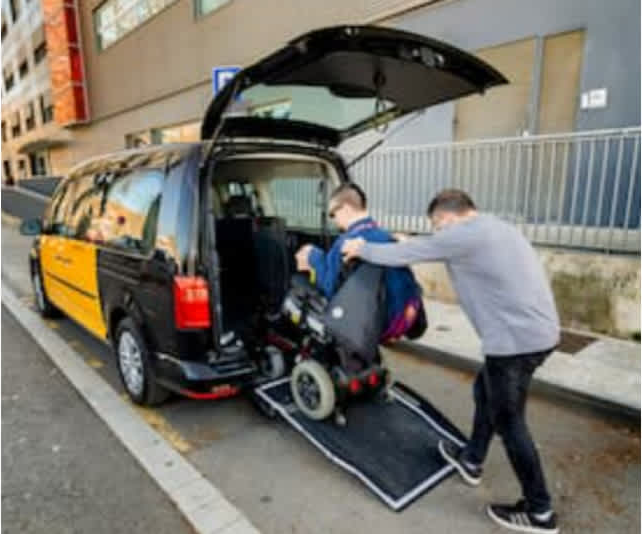 barcelona_taxi_adaptado_preto_amarelo_e_rampa_foto_02