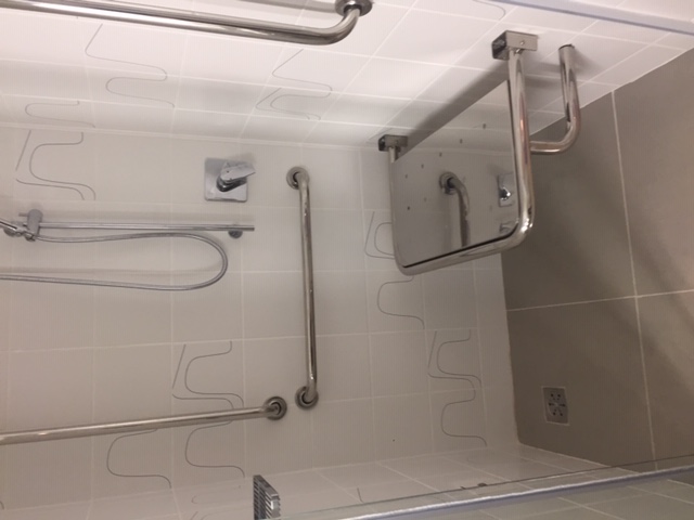 Chuveiro acessível com banco e barras de apoio no Novotel Rio de Janeiro Leme
