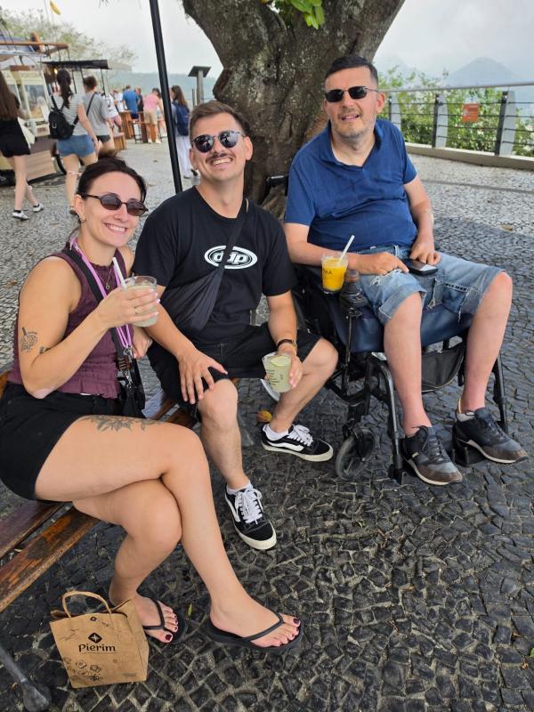 Viajantes em passeio acessível no Rio de Janeiro